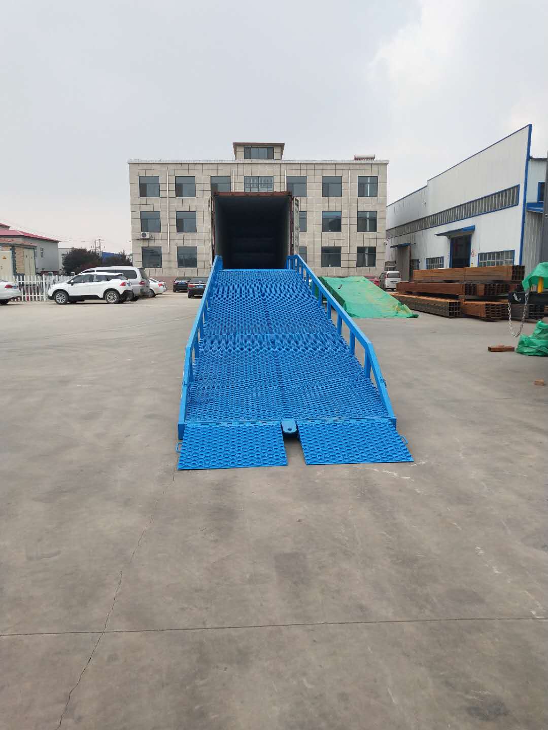 移動(dòng)式登車橋 移動(dòng)式登車橋